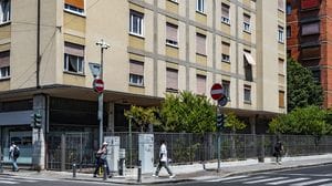«Palazzina ostaggio del degrado»: i residenti montano le barricate in centro a Bergamo