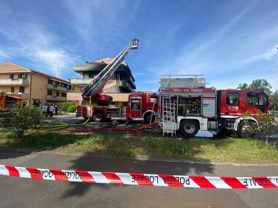 Incendio a Dalmine, nube nera visibile a distanza di chilometri: rogo spento dai vigili del fuoco - Foto e video