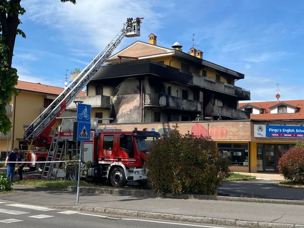 Incendio a Dalmine, nube nera visibile a distanza di chilometri: rogo spento dai vigili del fuoco - Foto e video