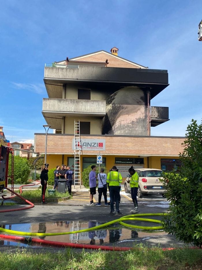 Incendio a Dalmine, nube nera visibile a distanza di chilometri: rogo spento dai vigili del fuoco - Foto e video