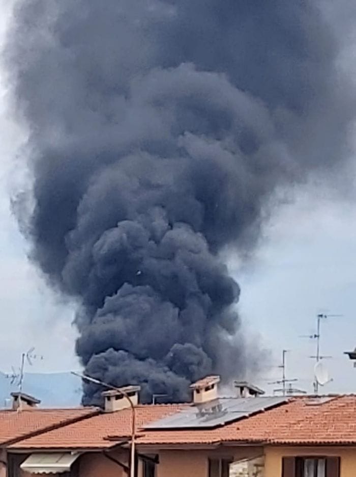 Incendio a Dalmine, nube nera visibile a distanza di chilometri: rogo spento dai vigili del fuoco - Foto e video