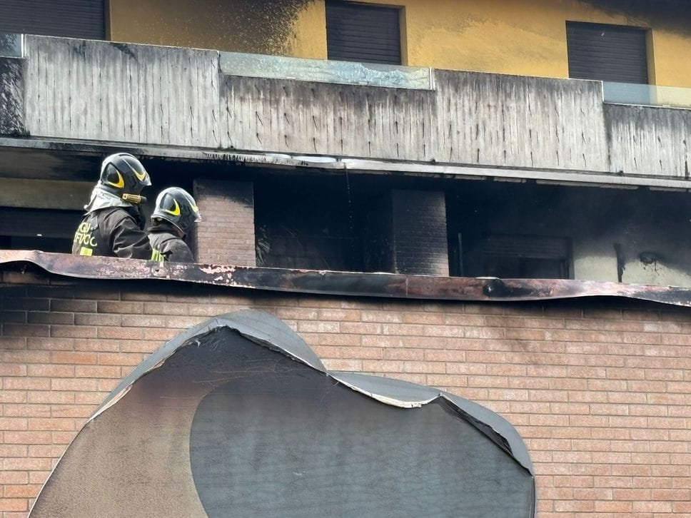 Incendio a Dalmine, nube nera visibile a distanza di chilometri: rogo spento dai vigili del fuoco - Foto e video