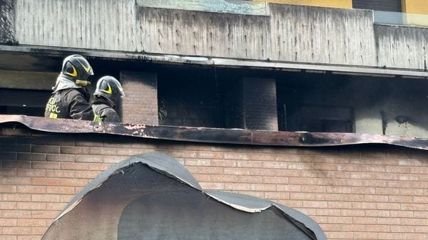 Incendio a Dalmine, nube nera visibile a distanza di chilometri: rogo spento dai vigili del fuoco - Foto e video