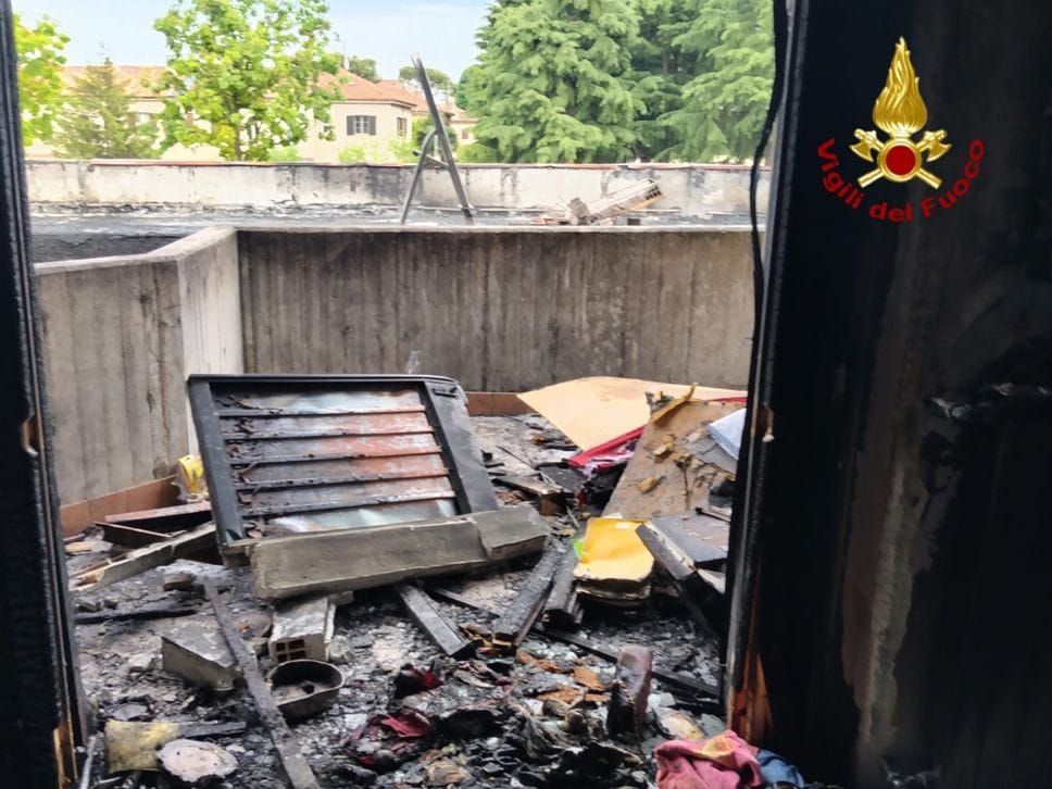 Incendio a Dalmine, nube nera visibile a distanza di chilometri: rogo spento dai vigili del fuoco, 8 sfollati  - Foto e video