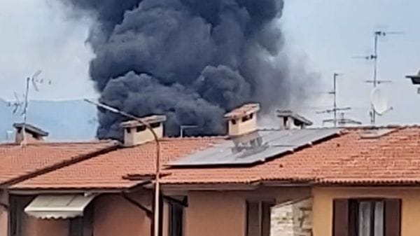 Incendio a Dalmine, nube nera visibile a distanza di chilometri - Video