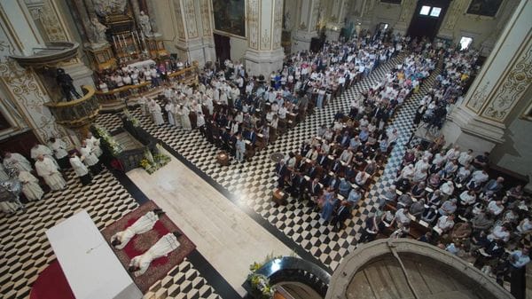 Don Federico e don Andrea ora sono sacerdoti, la cerimonia in Duomo -Video/Foto