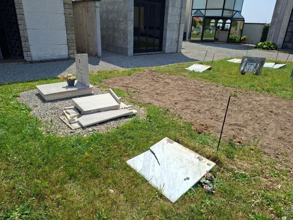 Martinengo, furto di rame al cimitero: cinque tombe danneggiate - Le foto