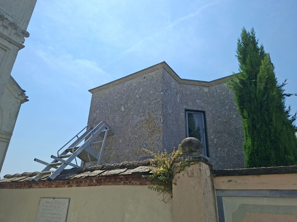 Martinengo, furto di rame al cimitero: cinque tombe danneggiate - Le foto