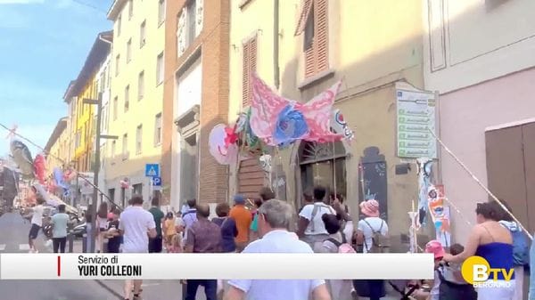Bergamo diventa oceano con la «Fish parade» dedicata ai più piccoli