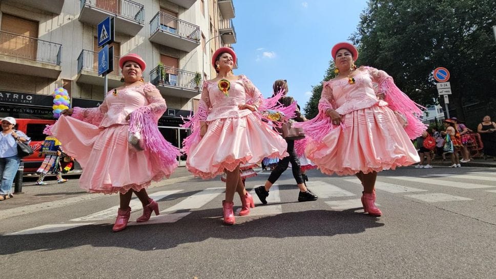 Bergamo si accende con i colori del Carnevale boliviano - Foto
