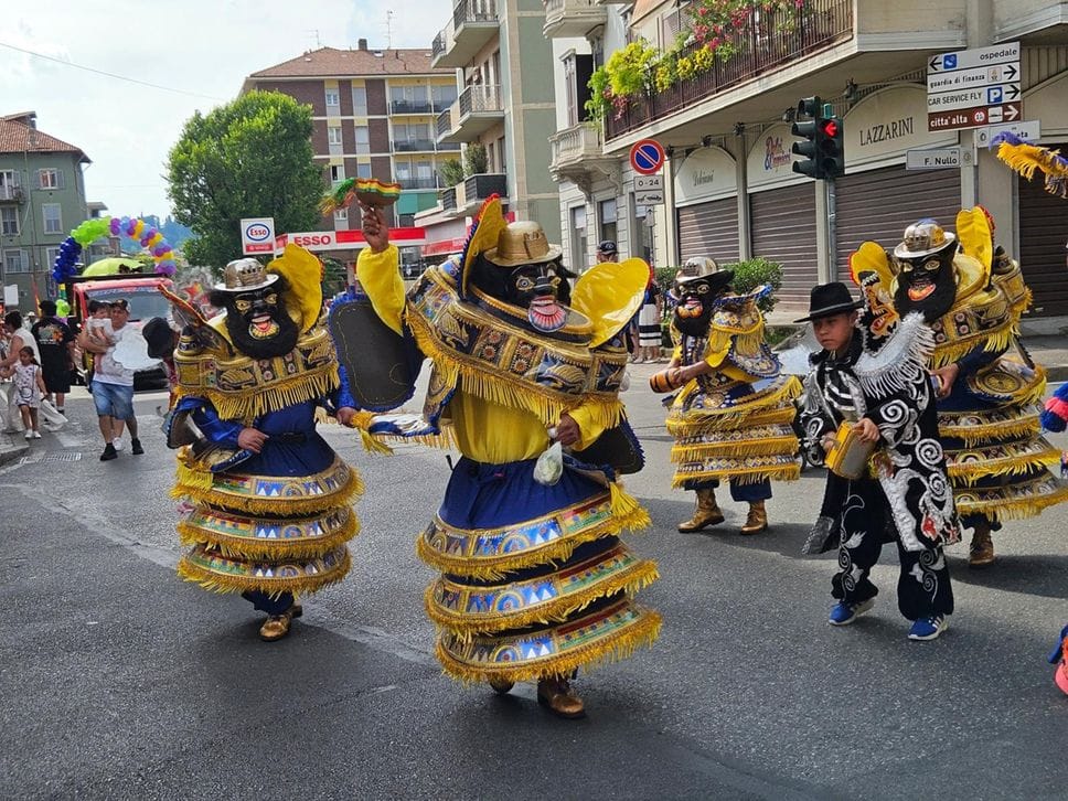 Bergamo si accende con i colori del Carnevale boliviano - Foto