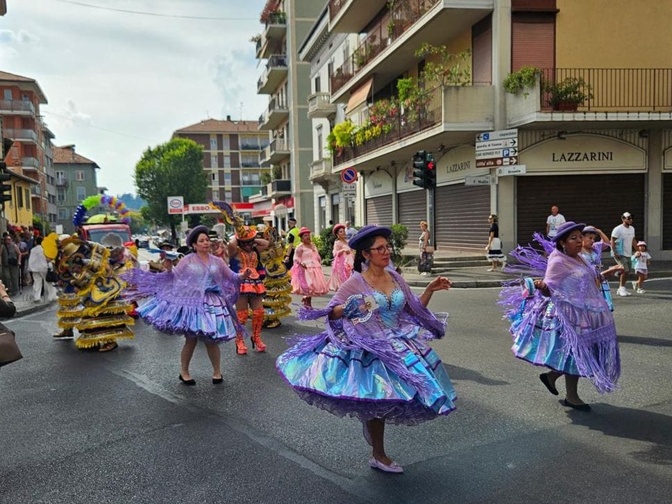 Bergamo si accende con i colori del Carnevale boliviano - Foto