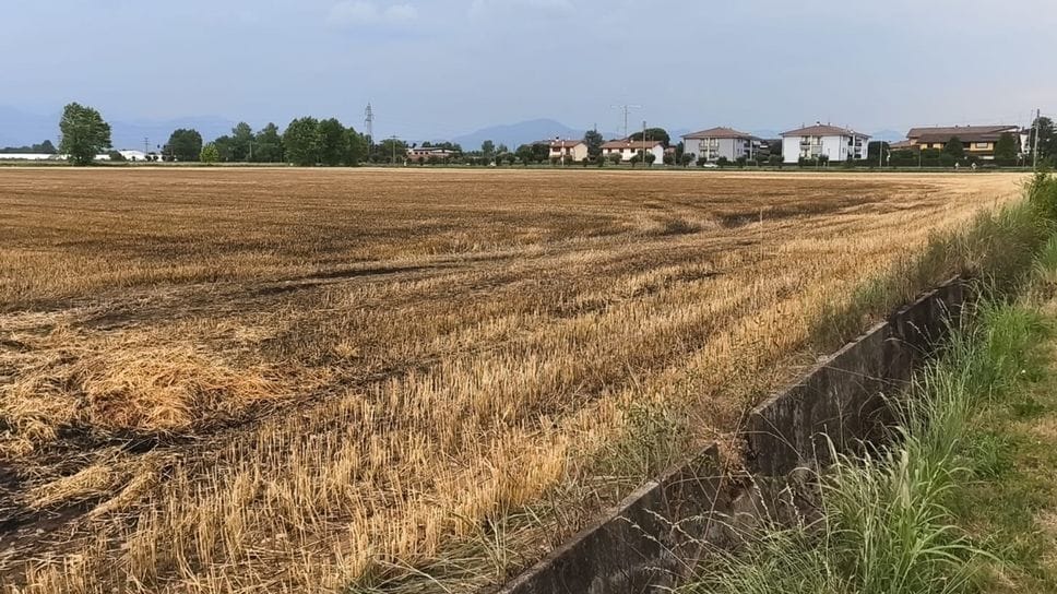 Incendio in un campo dietro il centro sportivo di Comun Nuovo: bruciate una trentina di balle di fieno