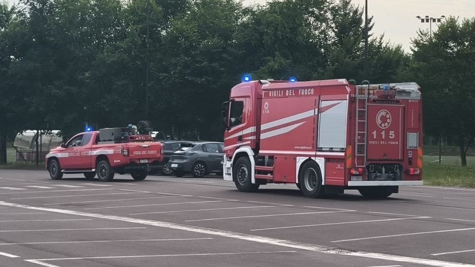 Incendio in un campo dietro il centro sportivo di Comun Nuovo: bruciate una trentina di balle di fieno