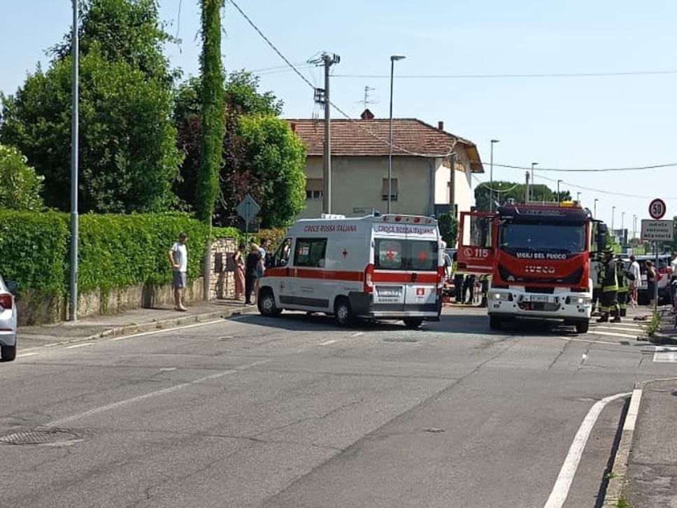 Scontro tra auto a Grumello, tre feriti: una donna resta incastrata nell’abitacolo