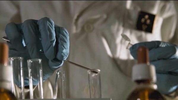 Tracce nascoste, tempi stretti, biometria: ecco la Scientifica, (quasi) come alla tv