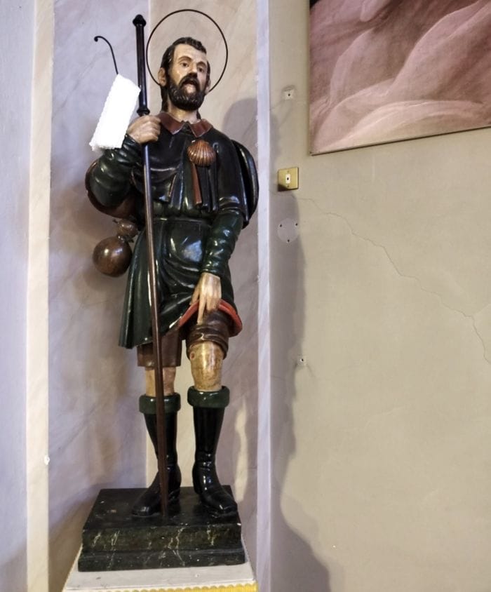 Trescore, rubato il cane in legno dalla statua di San Rocco