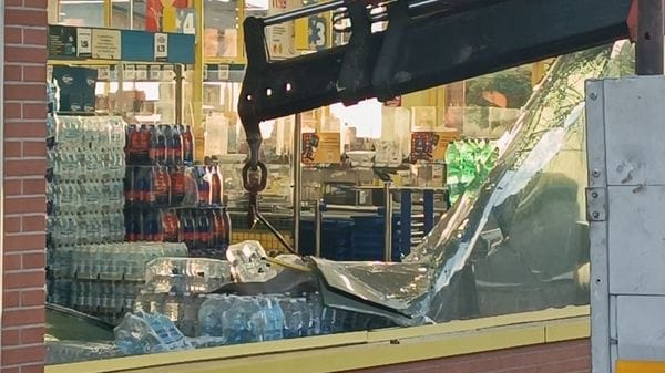 Assalto nella notte all’Eurospin di Palosco: vetrina sfondata con il gancio  traino di un camion rubato