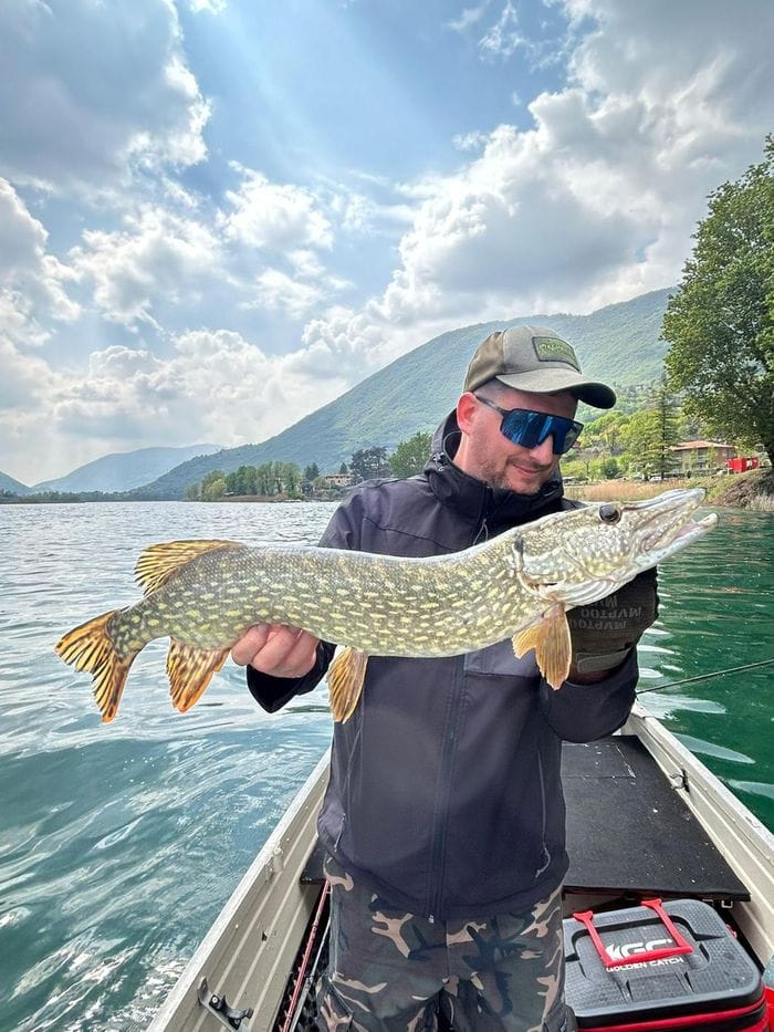 Non solo carpe, sul lago d’Endine impazza il luccio