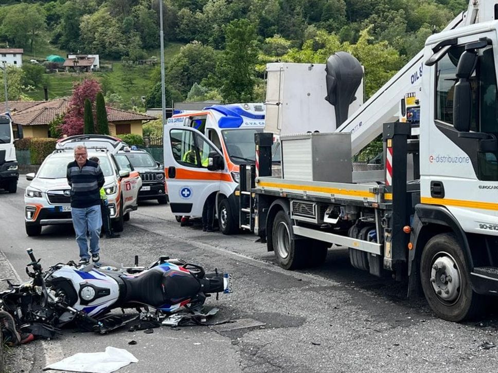 Sarnico, moto contro camioncino: 54enne in gravi condizioni
