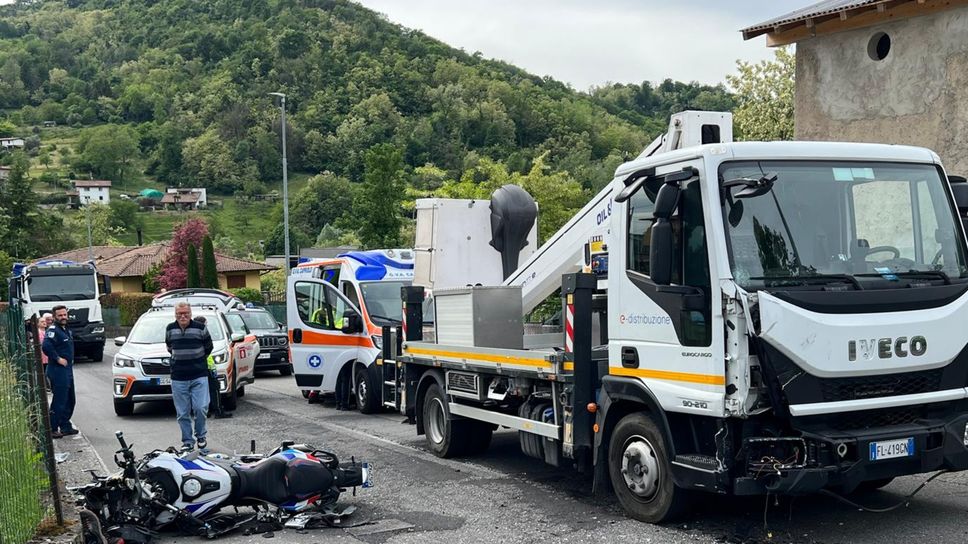 Sarnico, moto contro camioncino: 54enne in gravi condizioni