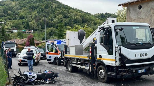 Sarnico, moto contro camioncino: 54enne in gravi condizioni