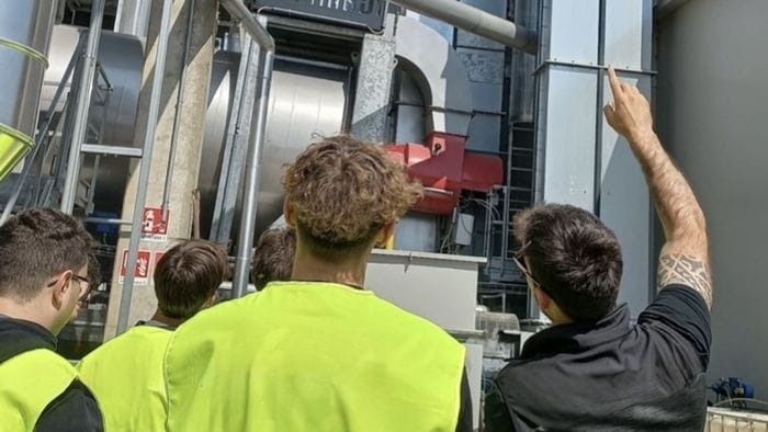 https://storage.ecodibergamo.it/media/photologue/2026/5/4/photos/cache/studenti-in-azienda-prima-di-scegliereskillherz-apre-le-porte-a-18-settori_46fbcc5e-478f-11f1-81eb-0b0129f3ab79_1920_1080_v3_large_16_9.jpg