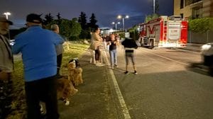 Miasmi in via Mascagni a Stezzano, 50 residenti in strada: rilievi dei vigili del fuoco e di Arpa