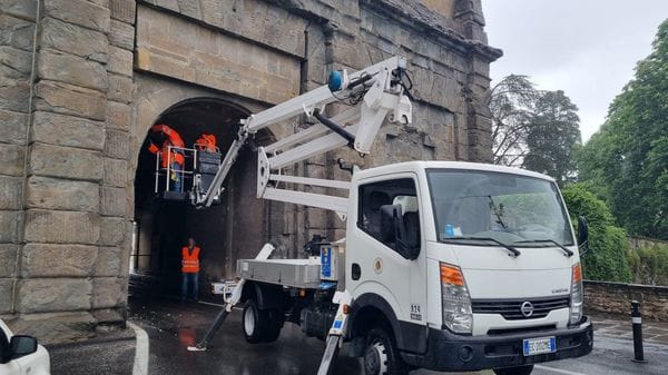 Porta Sant’Agostino urtata da un mezzo di Aprica, riaperta dopo 7 ore - Foto