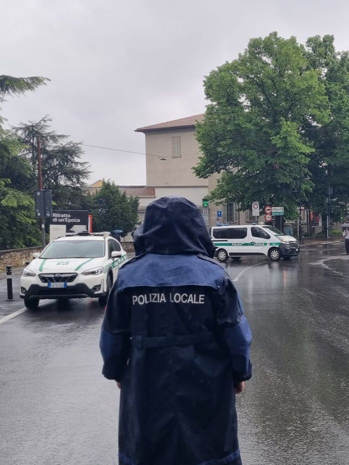 Porta Sant’Agostino urtata da un mezzo di Aprica, riaperta dopo 7 ore - Foto