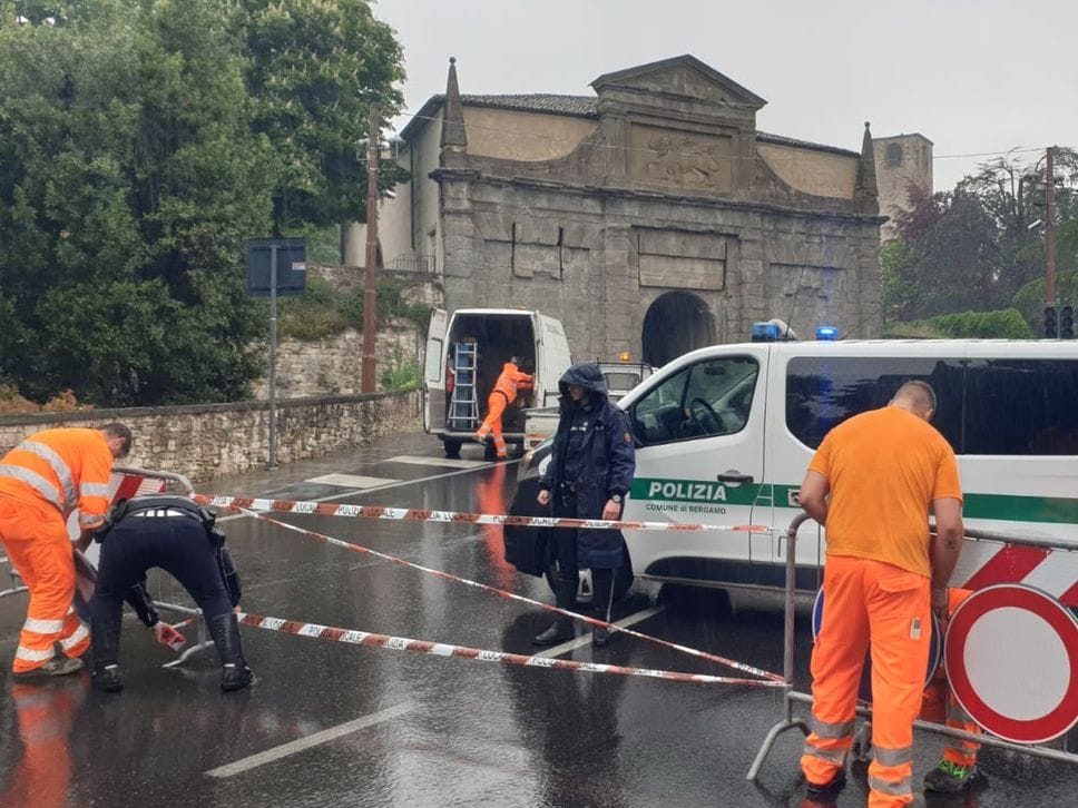 Porta Sant’Agostino urtata da un mezzo di Aprica, riaperta dopo 7 ore - Foto