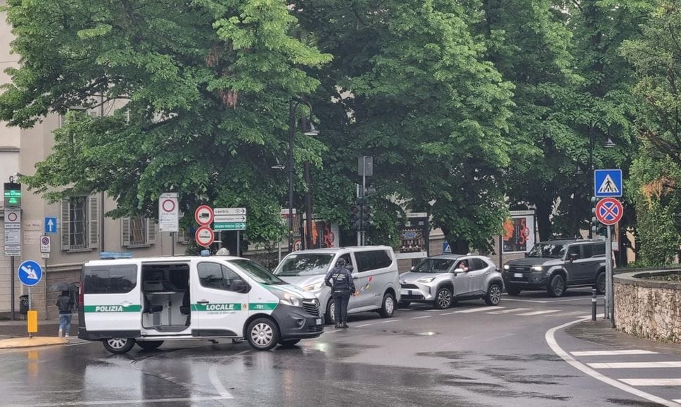 Porta Sant’Agostino urtata da un mezzo di Aprica, riaperta dopo 7 ore - Foto