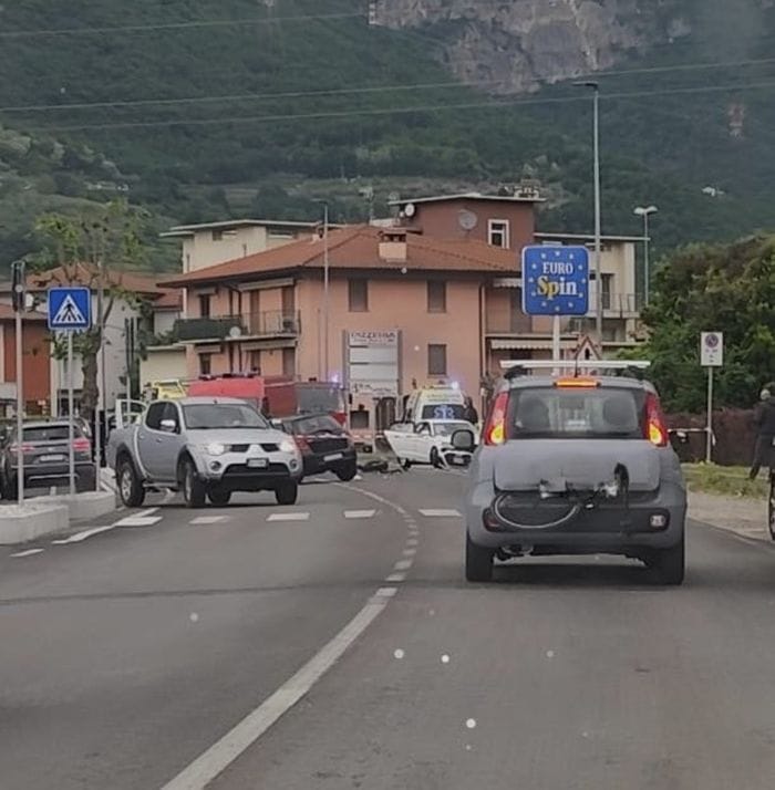 Scontro tra due auto a Costa Volpino, ferite due donne