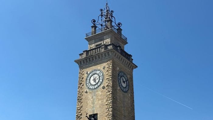 torre dei caduti rinviata la riparazione dell8217orologio a causa di un nido di taccole con sei uova