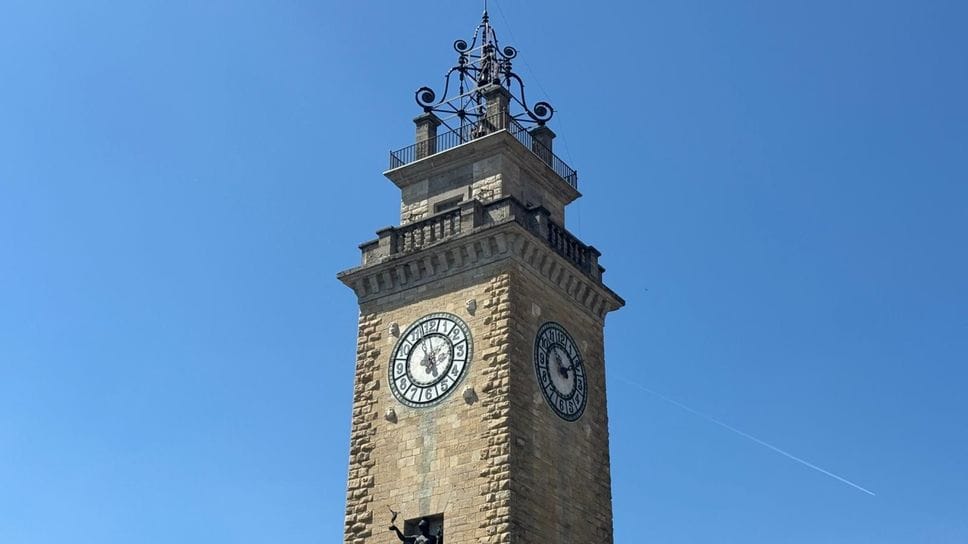 Torre dei Caduti, rinviata la riparazione dell’orologio a causa di un nido di taccole con sei uova