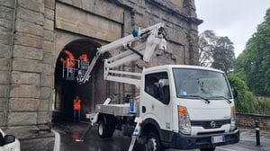 Un furgone urta Porta Sant’Agostino: accesso chiuso a Città Alta e traffico in tilt - Foto