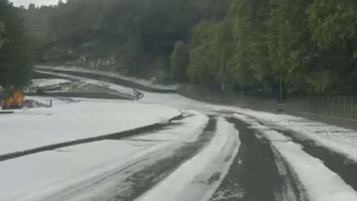 Grandinata nelle valli bergamasche, disagi alla viabilità nel pomeriggio - Foto e video