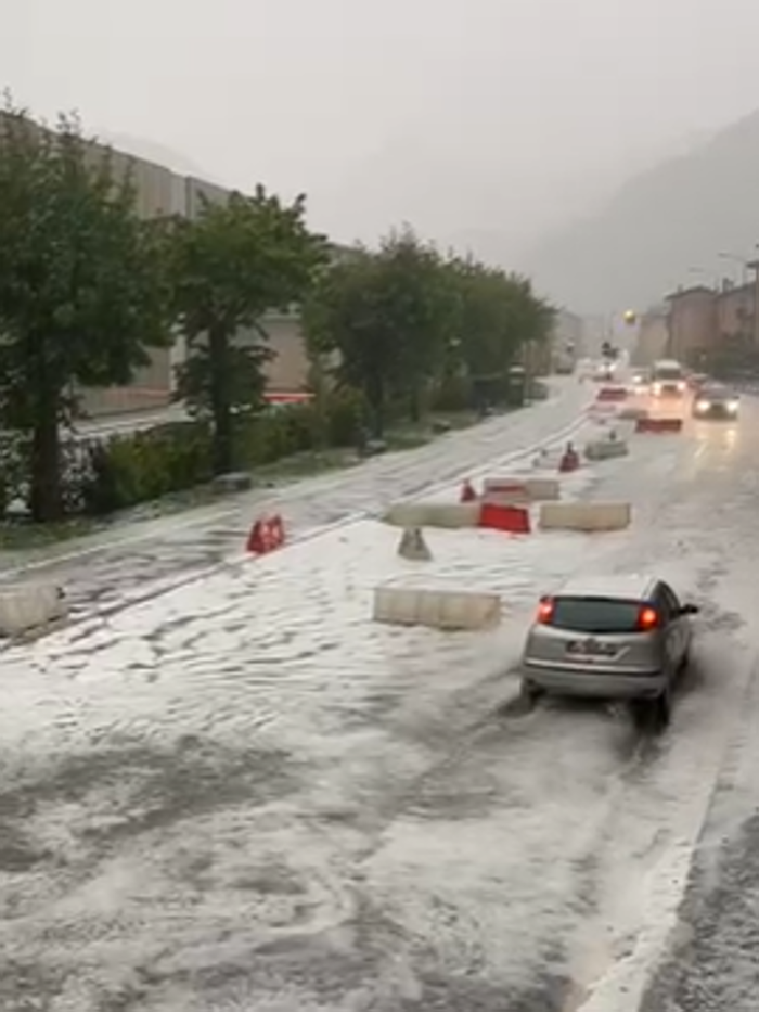 Grandinata nelle valli bergamasche, disagi alla viabilità nel pomeriggio - Foto e video
