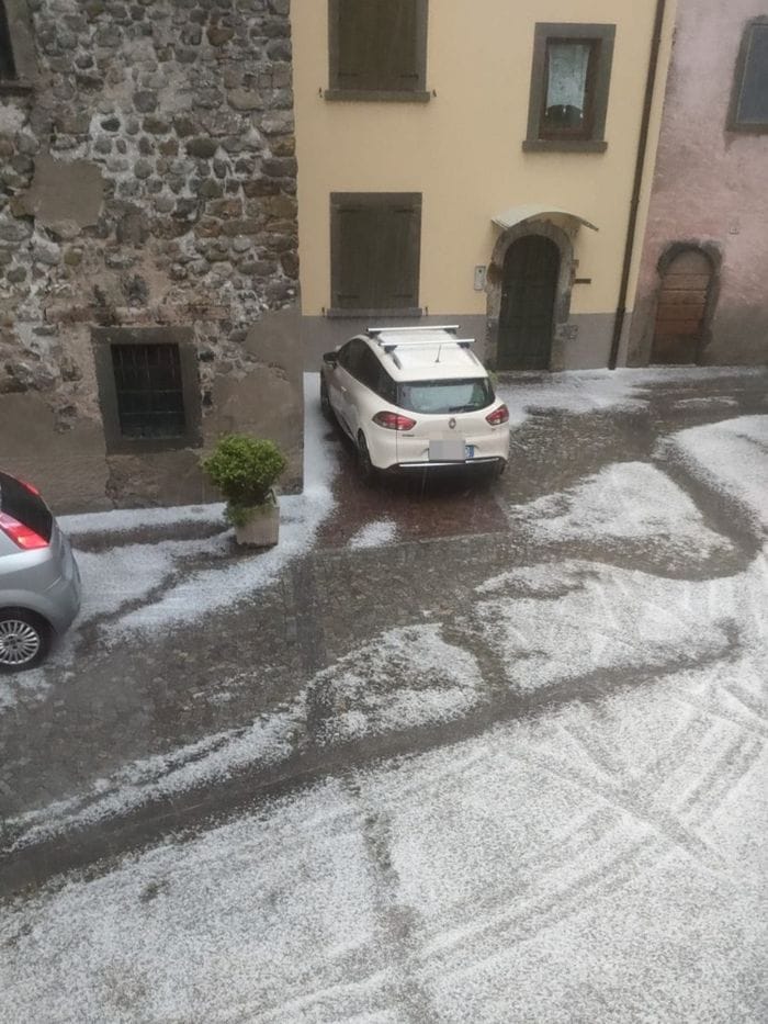 Grandinata nelle valli bergamasche, disagi alla viabilità nel pomeriggio - Foto e video