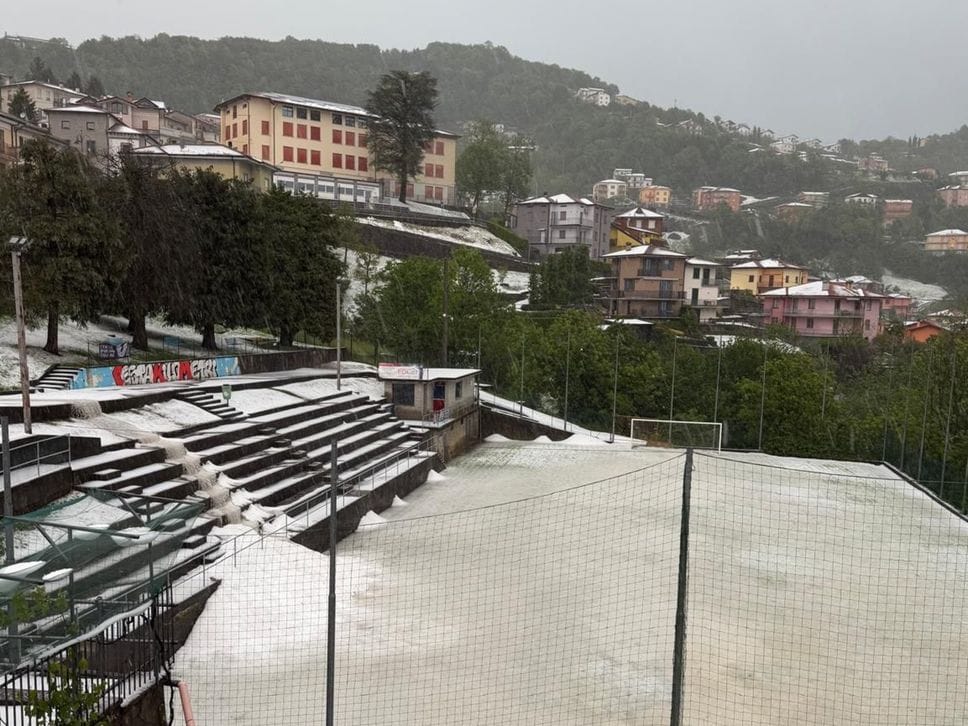 Grandinata nelle valli bergamasche, disagi alla viabilità nel pomeriggio - Foto e video