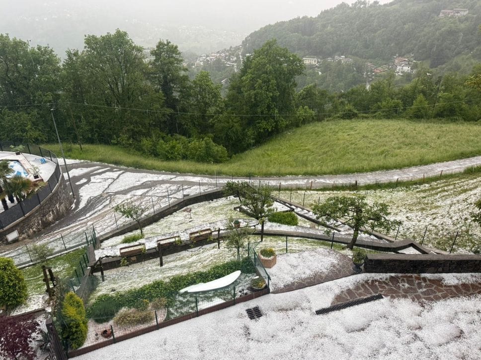 Grandinata nelle valli bergamasche, disagi alla viabilità nel pomeriggio - Foto e video