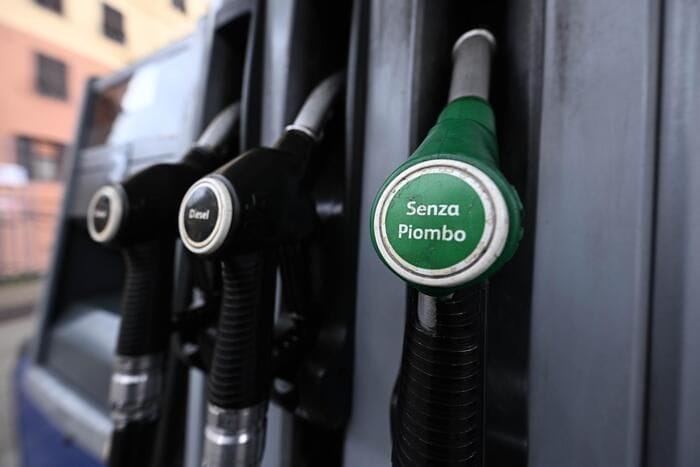 Mimit, benzina self a 1,934 euro sulle strade ordinarie