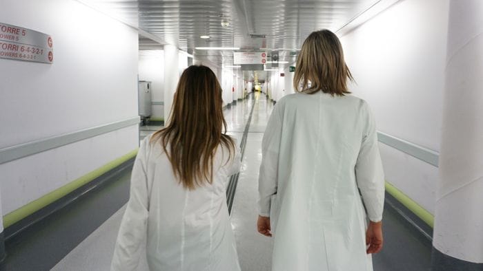 https://storage.ecodibergamo.it/media/photologue/2026/5/6/photos/cache/personale-sanitario-contro-la-carenza-si-guarda-allestero_355a705a-48b5-11f1-8ff3-b29b100ed173_1920_1080_v3_large_16_9.jpg