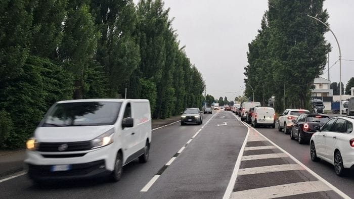 https://storage.ecodibergamo.it/media/photologue/2026/5/6/photos/cache/ponte-di-brivio-pendolari-a-caccia-di-percorsi-scaccia-code_8632ee7c-48be-11f1-8ff3-b29b100ed173_1920_1080_v3_large_16_9.jpg