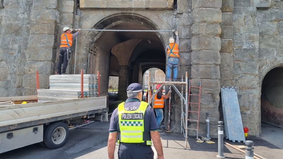 Porta Sant’Agostino, camion fa cadere il ponteggio appena montato. Strada riaperta dopo 4 ore - Foto