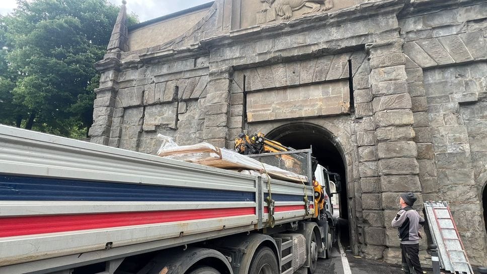 Porta Sant’Agostino nuovamente chiusa. Camion fa cadere il ponteggio appena montato- Foto
