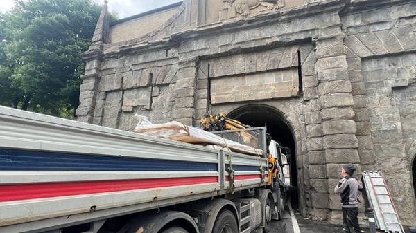 Porta Sant’Agostino nuovamente chiusa. Camion fa cadere il ponteggio appena montato- Foto