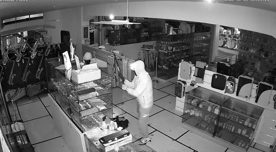 Bergamo, da «Daminelli» raid di soli 2 minuti: razzia da 75mila euro - Il video della spaccata