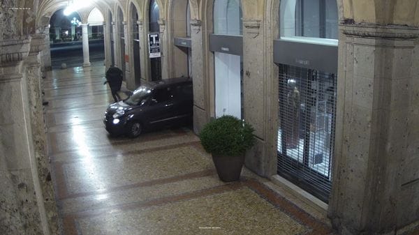 Bergamo, spaccata da Tiziana Fausti: prima prendono le misure «a spanne» e poi spaccano la vetrina con l’auto. In due minuti rubate oltre 50 borse -Foto/video