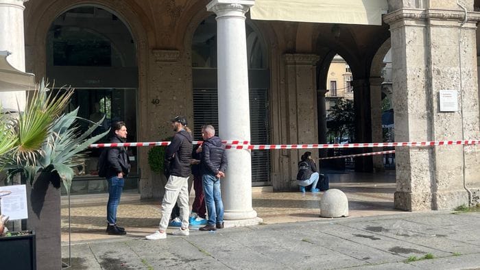 bergamo spaccata nel negozio di tiziana fausti all8217alba vetrina infranta in due minuti rubate oltre 50 borse foto video